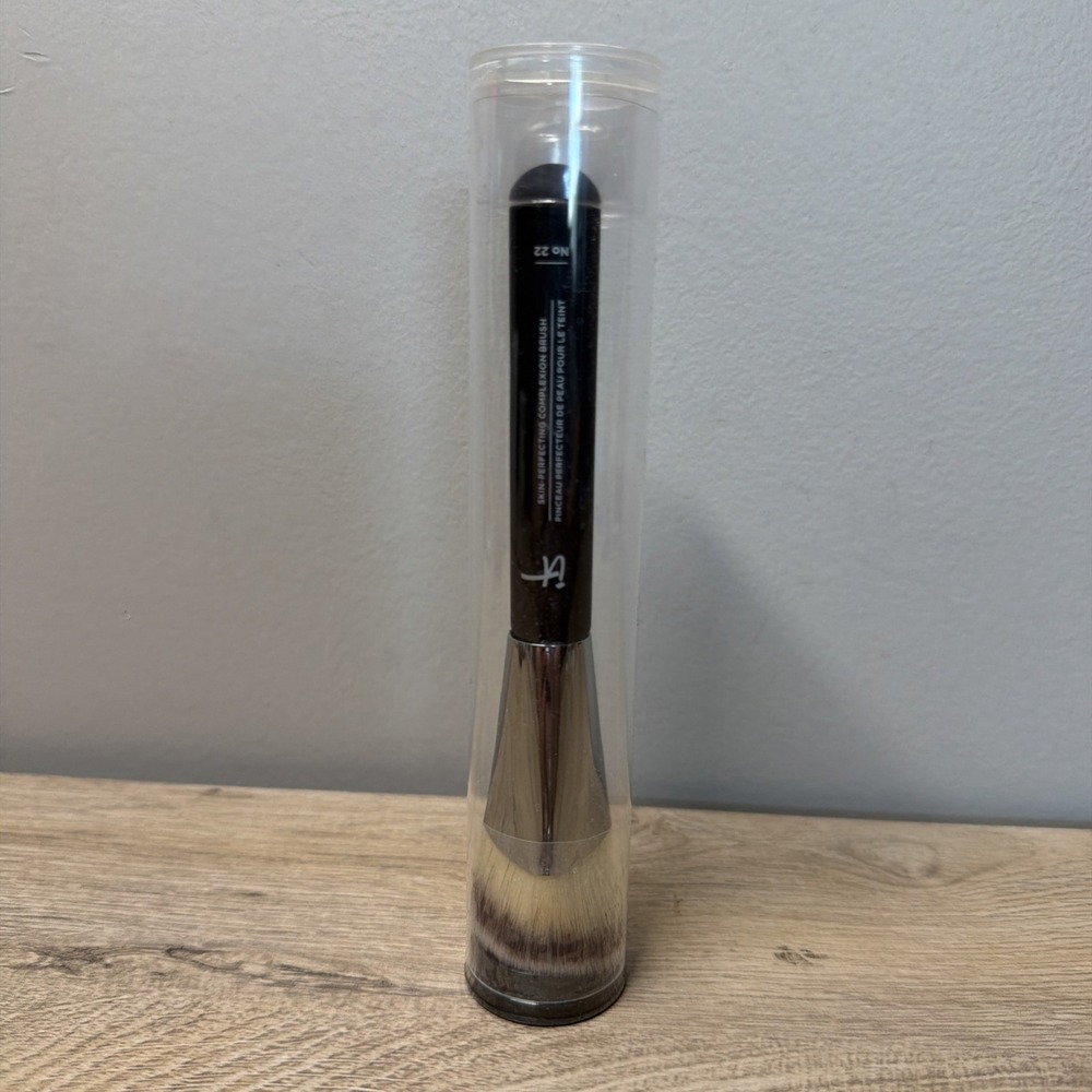 IT Cosmetics No 22 Skin Perfecting Complexion Brush Foundation Makeup NEW